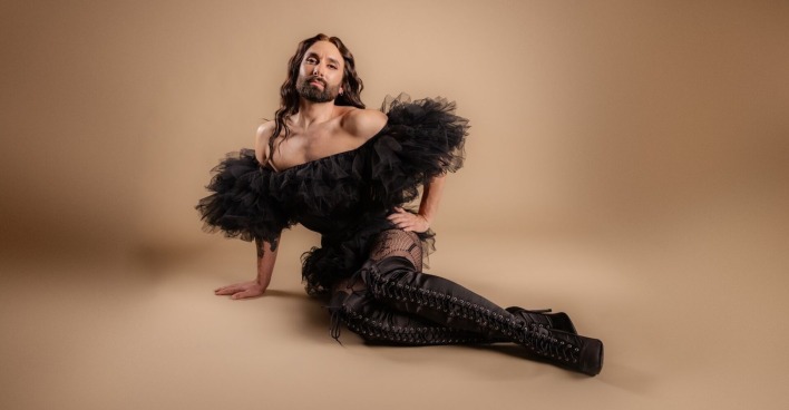Austro-Star Conchita Wurst in schwarzen Schnürstiefeln und Tüll-Top