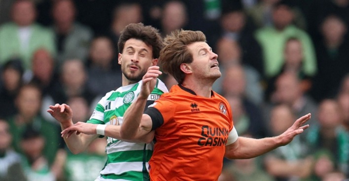 Nicolas Kühn von Celtic Glasgow und Ross Docherty von Dundee united in einem Kopfballduell
