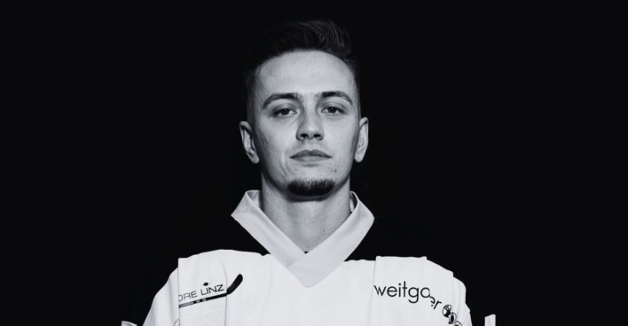 Der verstorbene Eishockey-Spieler Richard "Richi" Höller in schwarz-weiß auf einem Spielerfoto der Danube Ducks