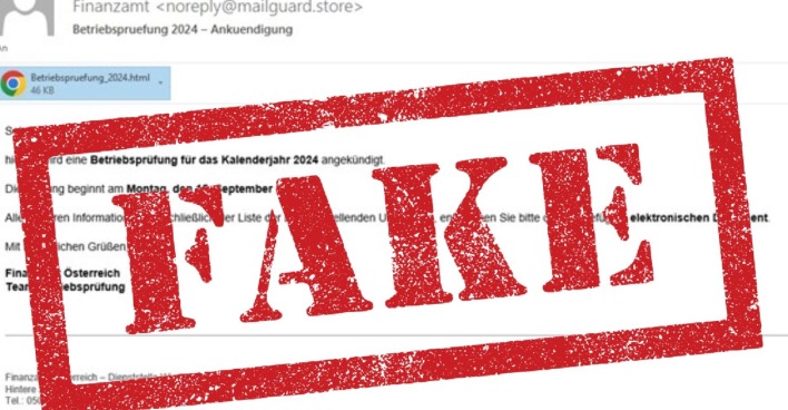 Screenshot einer gefälschten E-Mail mit dem Absender „Finanzamt noreply@mailguard.store “ und dem Betreff „Betriebsprüfung 2024 – Ankündigung“. Im Text wird eine Prüfung ab 15. September 2025 angekündigt. Ein HTML-Anhang ist sichtbar. Groß und rot darübergelegt steht das Wort „FAKE“.