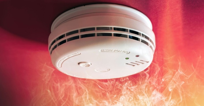 Rauchmelder während eines Brandes in einer Wohnung