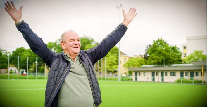 Herbert Prohaska streckt seine Arme auf einem Fußballplatz in die Höhe
