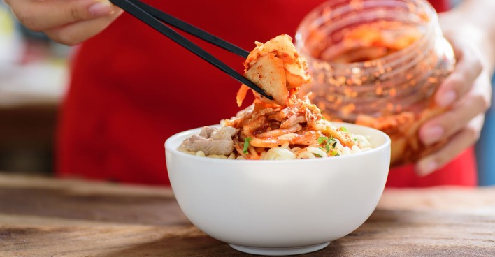 Kimchi in einer weißen Schale | Credit: iStock.com/Nungning20