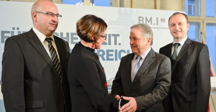 Ex-Bundesligapräsident Hans Rinner, Ex-Innenministerin Johanna Mikl-Leitner, Ex-ÖFB-Präsident Leo Windtner und Konrad Kogler, Ex-Generaldirektor für öffentliche Sicherheit im Innenministerium, am Dienstag, 10. Dezember 2013, anl einer PK zum Thema "Innenministerium, ÖFB und Bundesliga verstärken Zusammenarbeit zur Bekämpfung von Wettspielkriminalität und Spielmanipulationen" in Wien