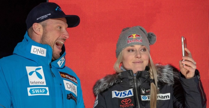 Aksel Lund Svindal und Lindsey Vonn nehmen ein gemeinsames Selfie, eährend der Eröffnungszeremonie in Aare 2019, auf