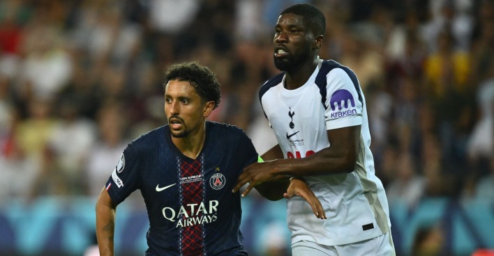 Marquinhos von Paris Saint-Germain und Kevin Danso von Tottenham Hotspur im Duell während des UEFA-Supercups 2025 im Friuli-Stadion.