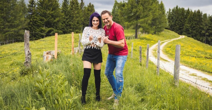Bianca Holzmann und Otto Konrad auf einer Almwiese.