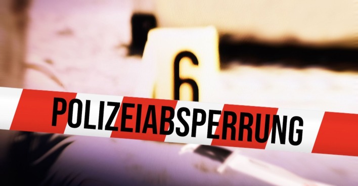 Absperrband der Polizei hinter einem Tatort