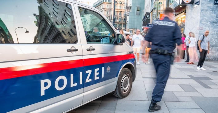 Ein Polizist und ein Polizeiauto in Wien.