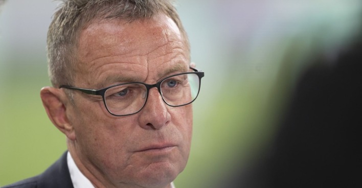 Teamchef Ralf Rangnick im Sakko und einer optischen Brille