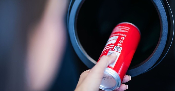 Eine Dose und ein Pfandautomat am Donnerstag, 05. September 2024, im Rahmen des Medientermins "Pfand" bei Spar in Wien