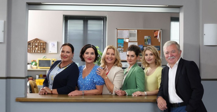 Ursula Maria Burkhart (v.l.n.r), Marisa Burger, Karin Thaler, Anastasia Papadopoulou, Sarah Thonig und Produzent Alexander Ollig während eines Fotoshootings im Rahmen der TV-Serie "Rosenheim Cops" am "Bavaria Film" Set