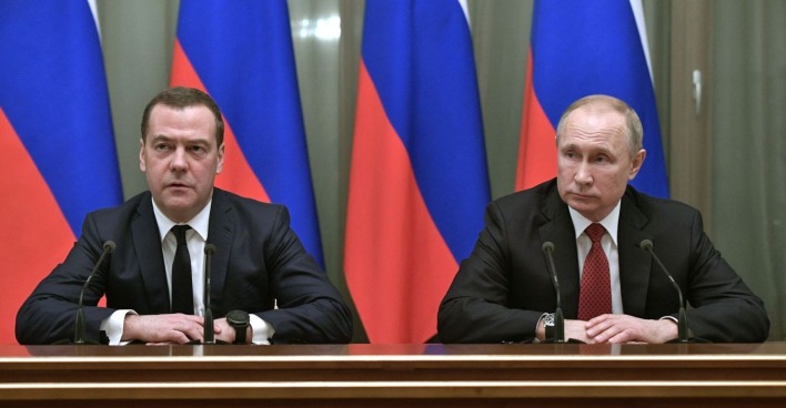 mehrere russische Flaggen.
