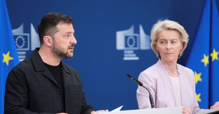 Wolodymyr Selenskyj und Ursula von der Leyen bei einer gemeinsamen Pressekonferenz in Brüssel vor EU-Flaggen