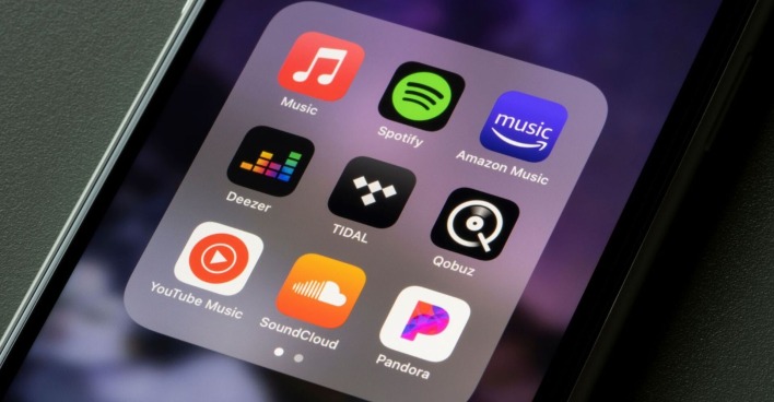 Smartphone-Bildschirm mit App-Icons von Musikstreaming-Diensten: Apple Music, Spotify, Amazon Music, Deezer, Tidal, Qobuz, YouTube Music, SoundCloud und Pandora.