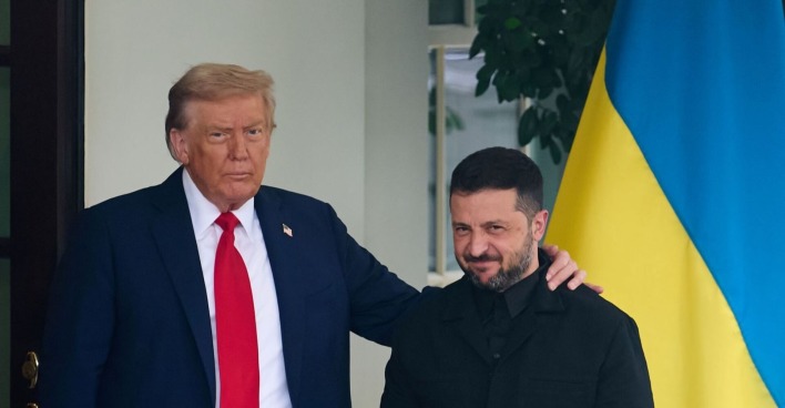 Donald Trump legt in Washington den Arm um Wolodymyr Selenskyj, daneben eine ukrainische Fahne.