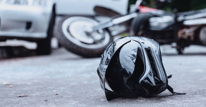 71-Jähriger stürzte in Kirchdorf mit Motorrad eine Böschung hinab und blieb unter der Maschine eingeklemmt.