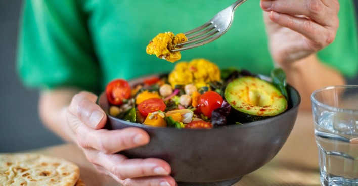 Frau isst vegetarische Bowl | Credit: iStock.com/Daisy-Daisy