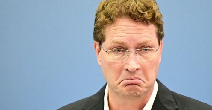 Ola Källenius schaut mit skeptischem Gesichtsausdruck