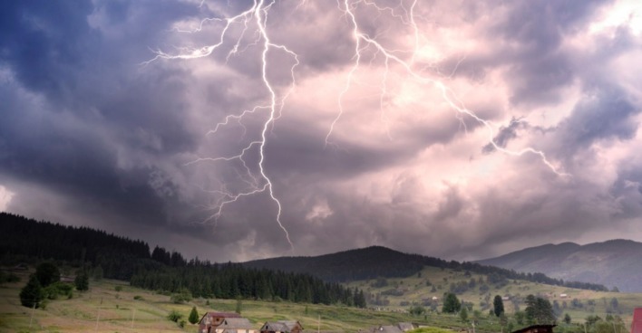 Ex-Hurrikan „Erin“ sorgt für Hitze, Föhn und Gewitter in Österreich.