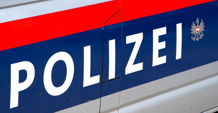 Sieben Jugendliche stehen wegen Vergewaltigung, Erpressung und Brandstiftung vor Gericht.