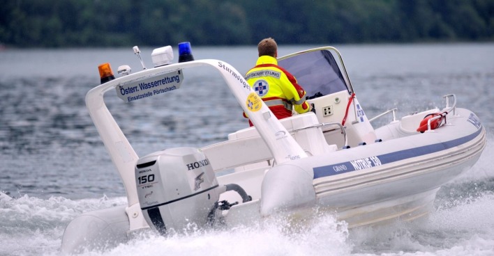 Ein Einsatzboot der Österreichischen Wasserrettung Pörtschach sucht am Wörthersee nach einem vermissten Mann.