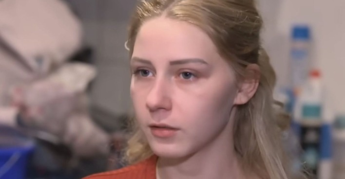 Loredana Wollny mit ernstem Gesichtsausdruck.