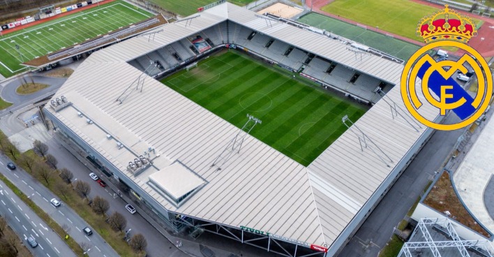 Außenansicht des Tivoli Stadions in Innsbruck, daneben ist das Logo von Real Madrid zu sehen