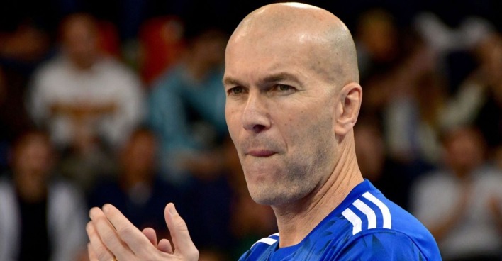 Zinedine Zidane applaudiert am Anfang des Charity-Futsal-Matches "Les Defis du Sport" am 19. März 2025
