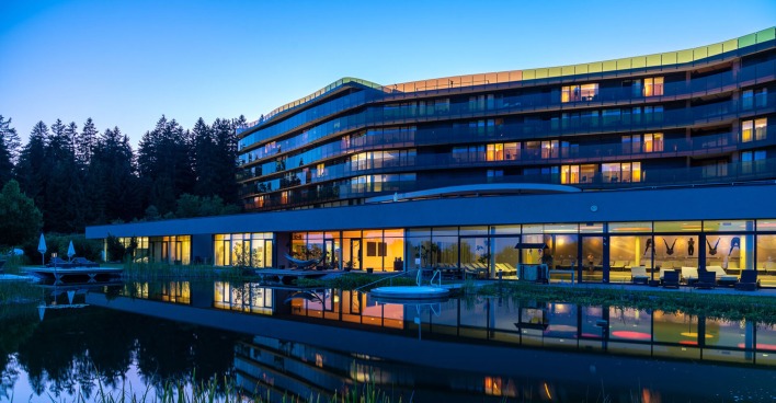 Moderne Hotelanlage mit Pool bei Nacht | Credit: Hotel AVIVA/Alois Endl