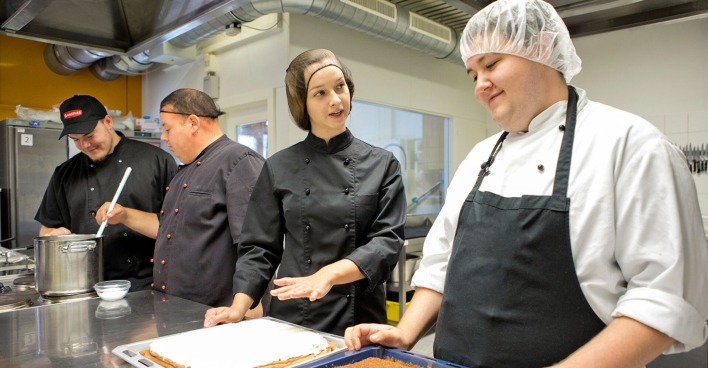 Köchinnen und Köche in Ausbildung bei der Arbeit | Credit: Foto im Lohnbüro/Roland Schuller
