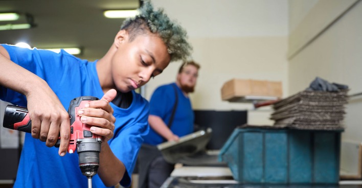 Junger Mann bei handwerklicher Arbeit in einer Werkstatt | Credit: Fokus Mensch