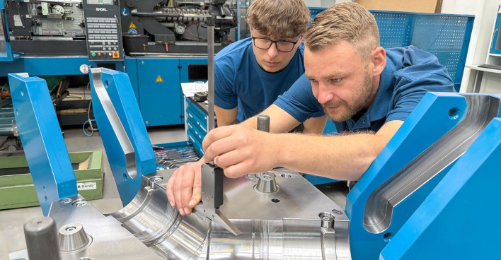 Ausbildner zeigt Lehrling Arbeitsschritte an der Werkbank | Credit: ifw mould tec
