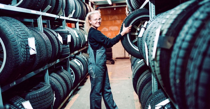 Junge Frau in einer Reifenanlage | Credit: Kneidinger Center
