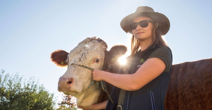 Junge Frau mit einer Kuh | Credit: Landwirtschaftliche Fachschule Zwett Edelhof