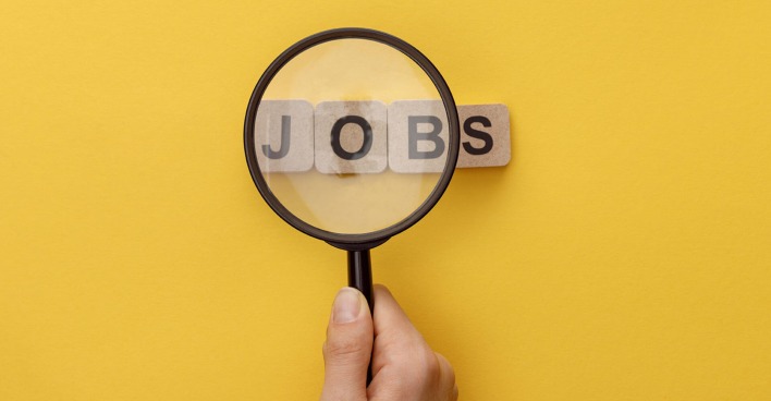 Das Wort "Jobs" durch eine Lupe gelesen | Credit: Adobe Stock/Lightfield Studios