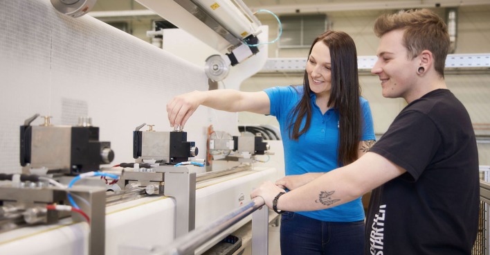 Junge Frau und junger Mann bei der Arbeit im Labor | Credit: Lenzing Plastics
