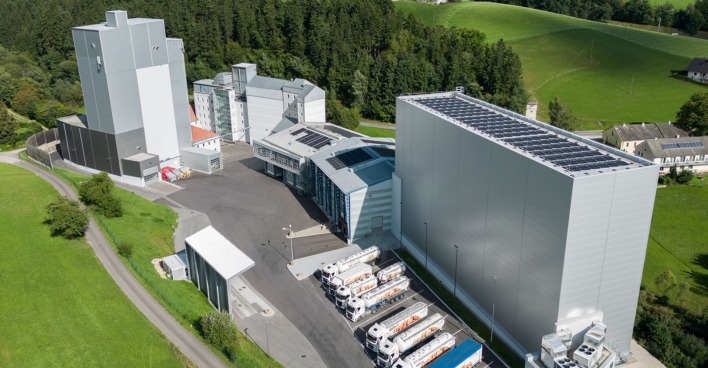 Luftaufnahme von einem Produktionsstandort im Grünen | Credit: Pfahnl Backmittel