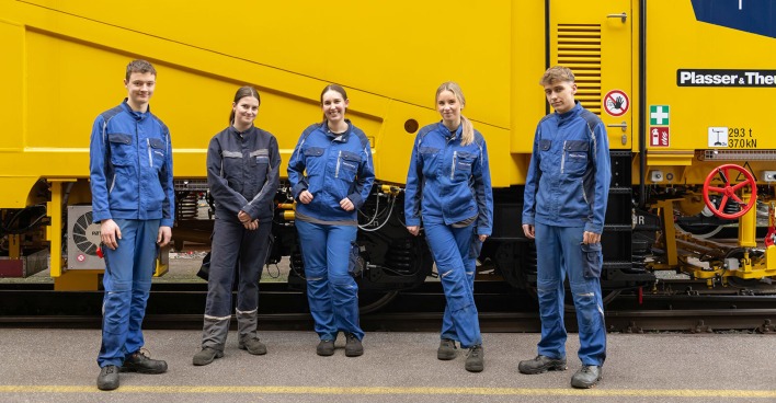 Lehrlinge posieren für ein Gruppenfoto | Credit: Plasser &amp; Theurer