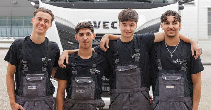 Vier männliche Lehrlinge posieren für ein Gruppenfoto | Credit: Samhaber LKW-Center