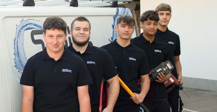 Junge Installateure posieren für ein Gruppenfoto | Credit: Schick Gebäudetechnik