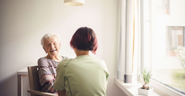 Pflegerin im Gespräch mit einer Seniorin | Credit: SHV Freistadt/Alexander Firmberger