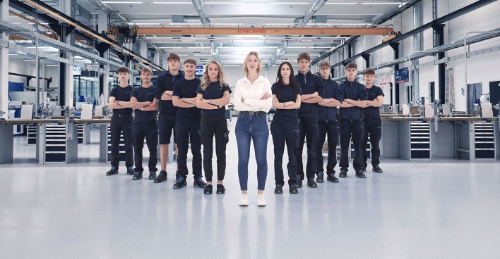 Lehrlinge posieren für ein Gruppenfoto in einer Werkshalle | Credit: STARLIM Spritzguss