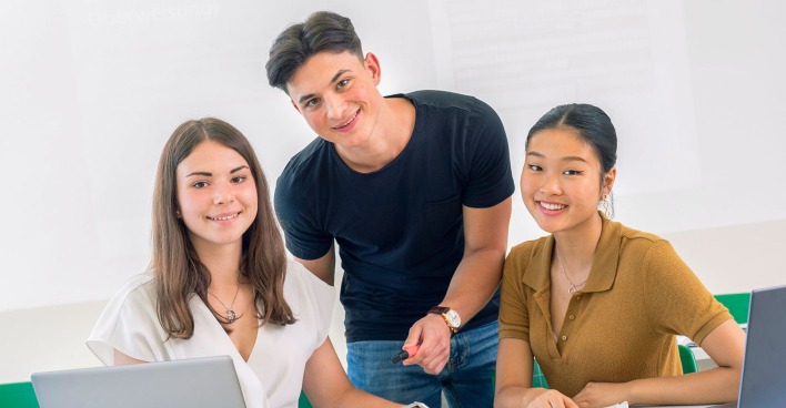 Zwei Schülerinnen und ein Schüler posieren für ein Gruppenfoto | Credit: Gerry Frank Photography