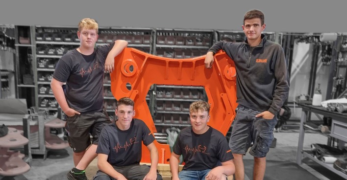 Gruppe von Lehrlingen posiert für ein Gruppenfoto | Credit: WESTTECH Maschinenbau