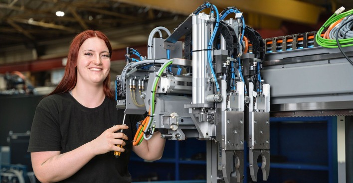 Weiblicher Lehrling bei der Arbeit in der Produktion | Credit: WFL Millturn Technologies