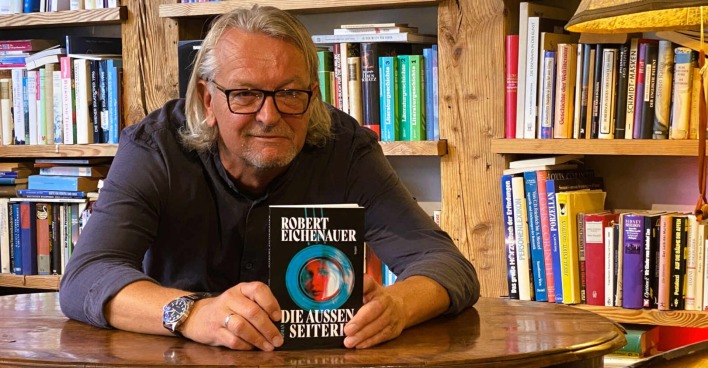 Ein Mann mit einem Buch in der Hand