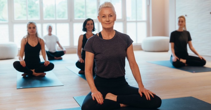 Blick in Yogaklasse mit Teilnehmenden