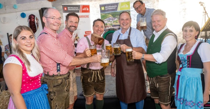 Feiern in Tracht und Bier: Sabrina Schinagl (Mitarbeiterin der BAUAkademie und Organisatorin des Oktoberfestes), Fachgruppen-Geschäftsführer Markus Hofer, Harald Kopececk, Geschäftsführer der BAUAkademie, LH-Stv. Manfred Haimbuchner, Landtagsabgeordneter Josef Rathgeb, Landesinnungsmeister Wolfgang Holzhaider, Norbert Hartl, Präsident der BAUAkademie, Andrea Heigl (Mitarbeiterin der BAUAkademie und Organisatorin des Oktoberfestes)