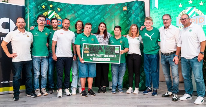 Spendencheck-Übergabe an Vertreter des SK Rapid Special Needs Teams